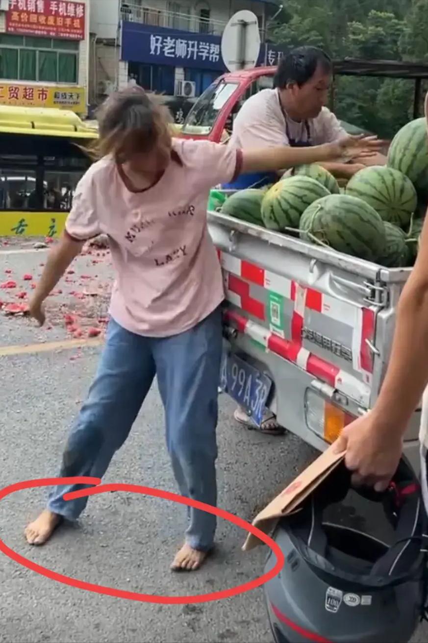 太坏了！”重庆，一男子到某学院门口附近卖西瓜时，被一对长期在此处卖水果的残疾人夫