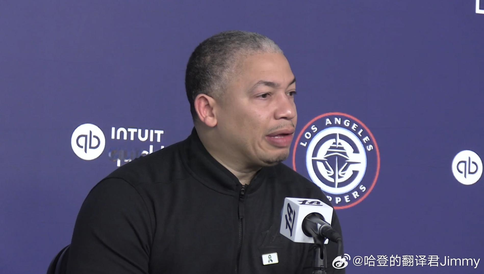 记者：看起来上半场你们打小个阵容的时候效果不错。为什么下半场没继续用呢？卢：我觉