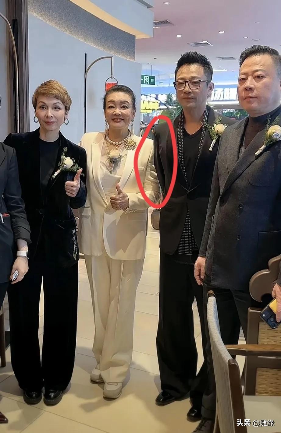 网友说的没错
汪小菲最大的缺点就是不会装！

他跟老妈一起合照时，手都不带搭一下