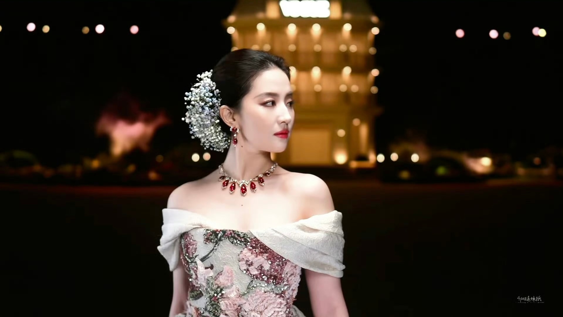 刘亦菲压轴恭喜这个Vogue连续三年请到顶级巨星刘亦菲压轴黄玫瑰、满天星、凤凰神
