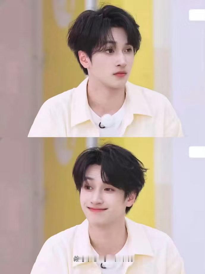 严浩翔录音话筒遮脸照严浩翔忙碌的一天 严浩翔忙碌的一天，严浩翔录音话筒遮脸照，咱