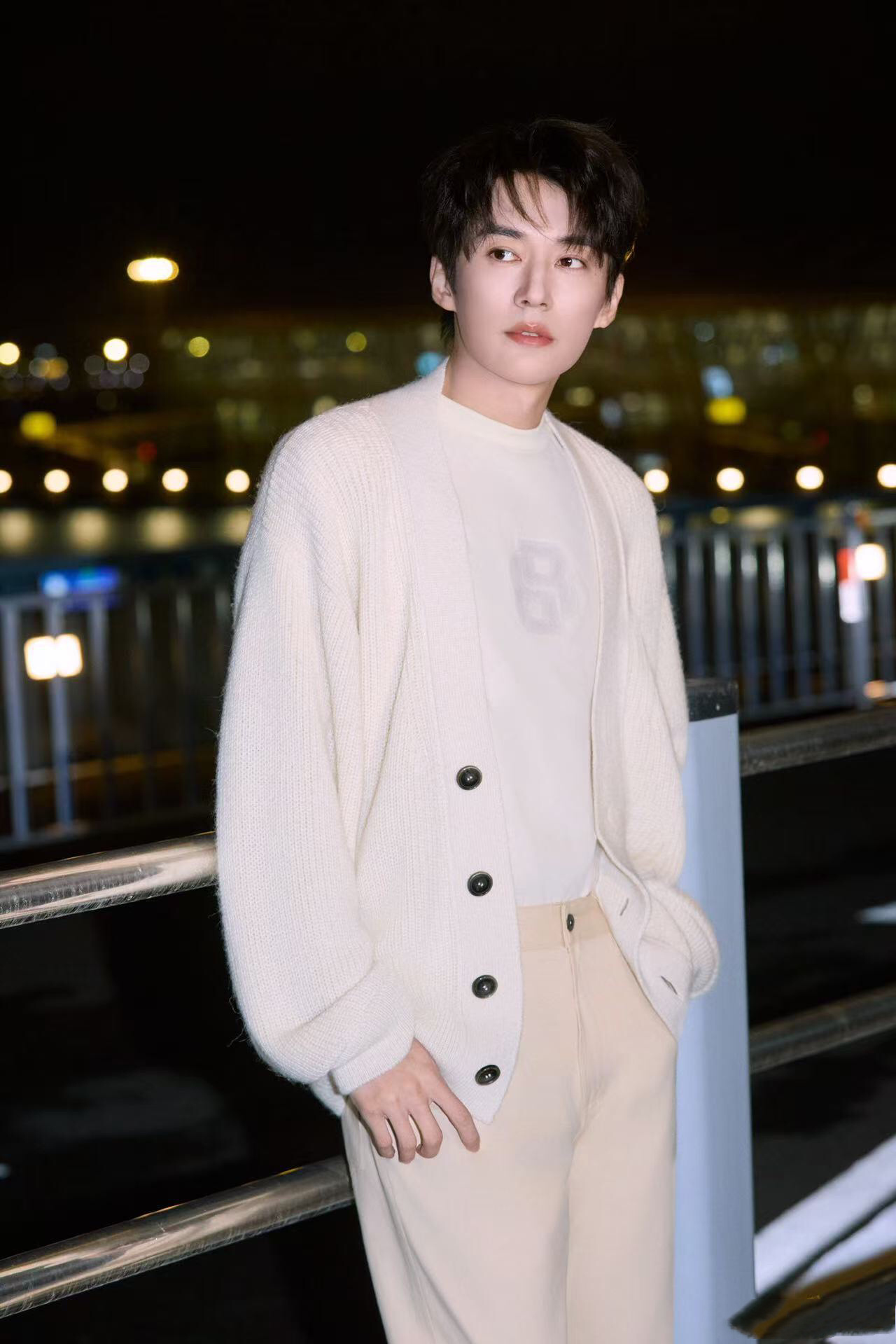 刘学义身着BOSS全套造型启程米兰，将要亮相BOSS2026秋冬时装秀，帅的不要