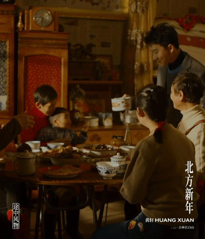 黄轩回村了 从荧幕主角秒变邻家大哥，回到家乡就安安静静帮忙做事，不张扬、不摆架子