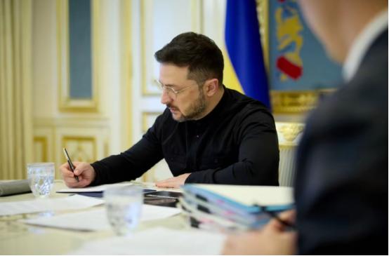 乌克兰议会通过重要议案，乌克兰议会以268票赞成，全票通过禁止战争时期展开总统选