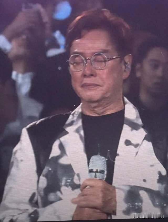 三王同台燃爆红馆！谭咏麟演唱会终极篇收官，港乐情怀温暖落幕
