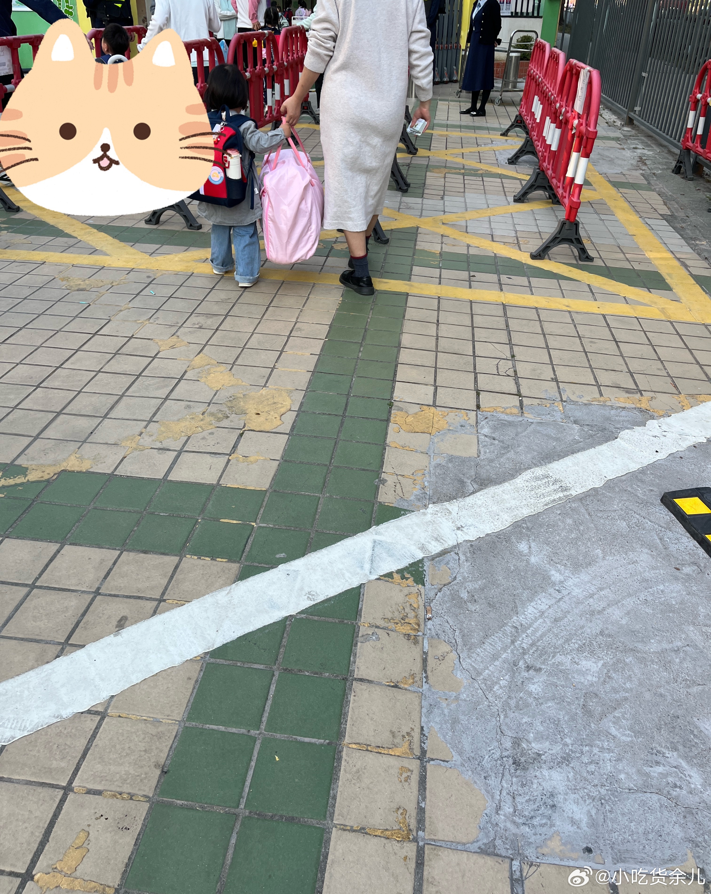 送了，今天很顺利，只是哼哼唧唧几句而已，没有哭。和我说，一定要第一个去接她，别忘