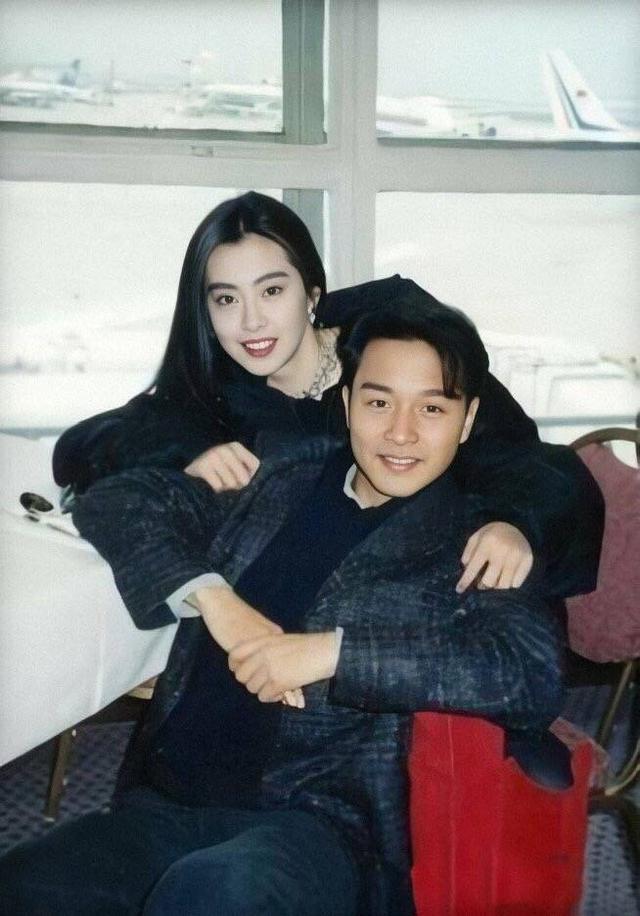 当年，王祖贤公开表示：“我王祖贤死也不会同意男演员摸我的！”有记者问：“张国荣摸