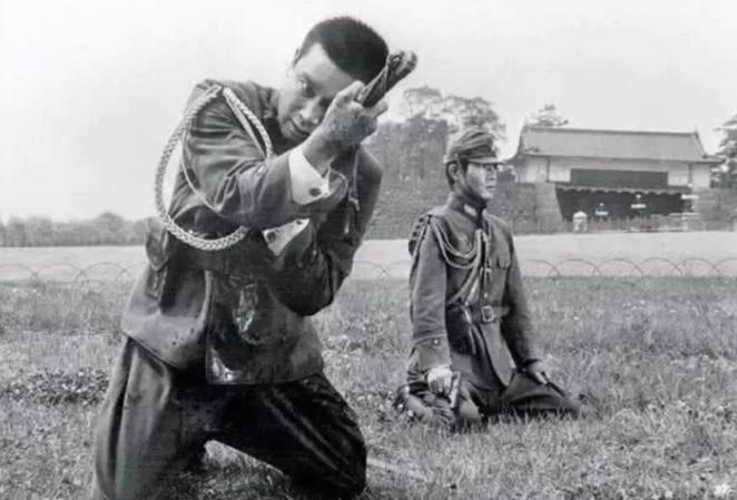 日本切腹自尽有多疼？硬生生用刀划破表皮脂肪，然后使劲割肚子里的内脏，但又不会立刻