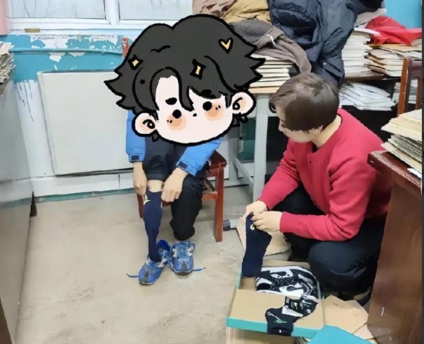 “泪目！”新疆伊犁，一位女老师正在讲台上课，却突然发现台下一名男生没穿袜子，整个