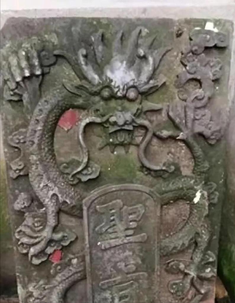 2010年，浙江一农妇在村口的池塘边洗衣服，猛然感觉身后好像站了一个人，扭头一看