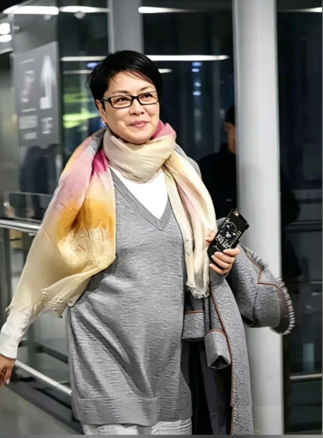 岁月从不败美人，时间在她身上留下的只有从容。
一身灰色的休闲装，搭配一条温柔的渐