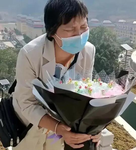 1984年，接到新婚丈夫牺牲在老山战场噩耗时，谢玉花毫不犹豫改嫁大伯哥。被停发烈