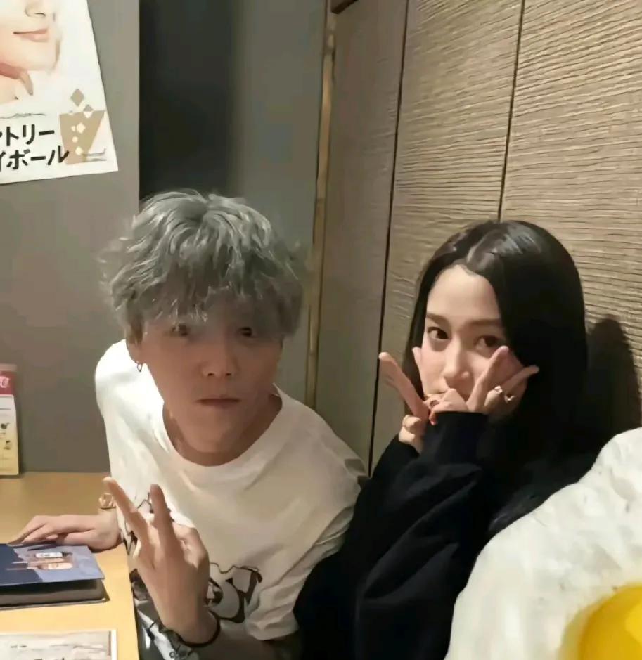 鹿晗引发热议！
9月17日，鹿晗突然引发了热议，只因为今天不仅是中秋节也是他女朋