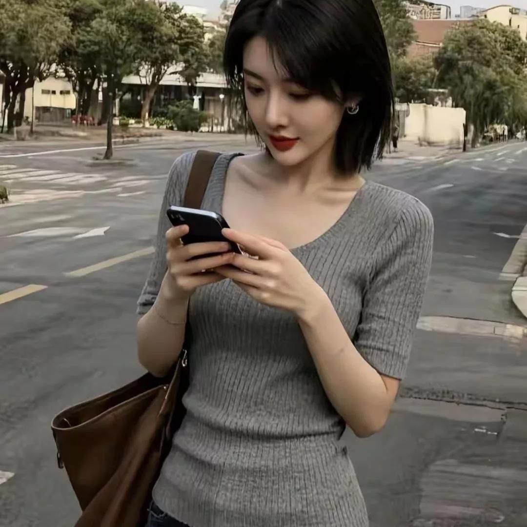 沉浸在城市的喧嚣中，独自享受手机的宁静时光。