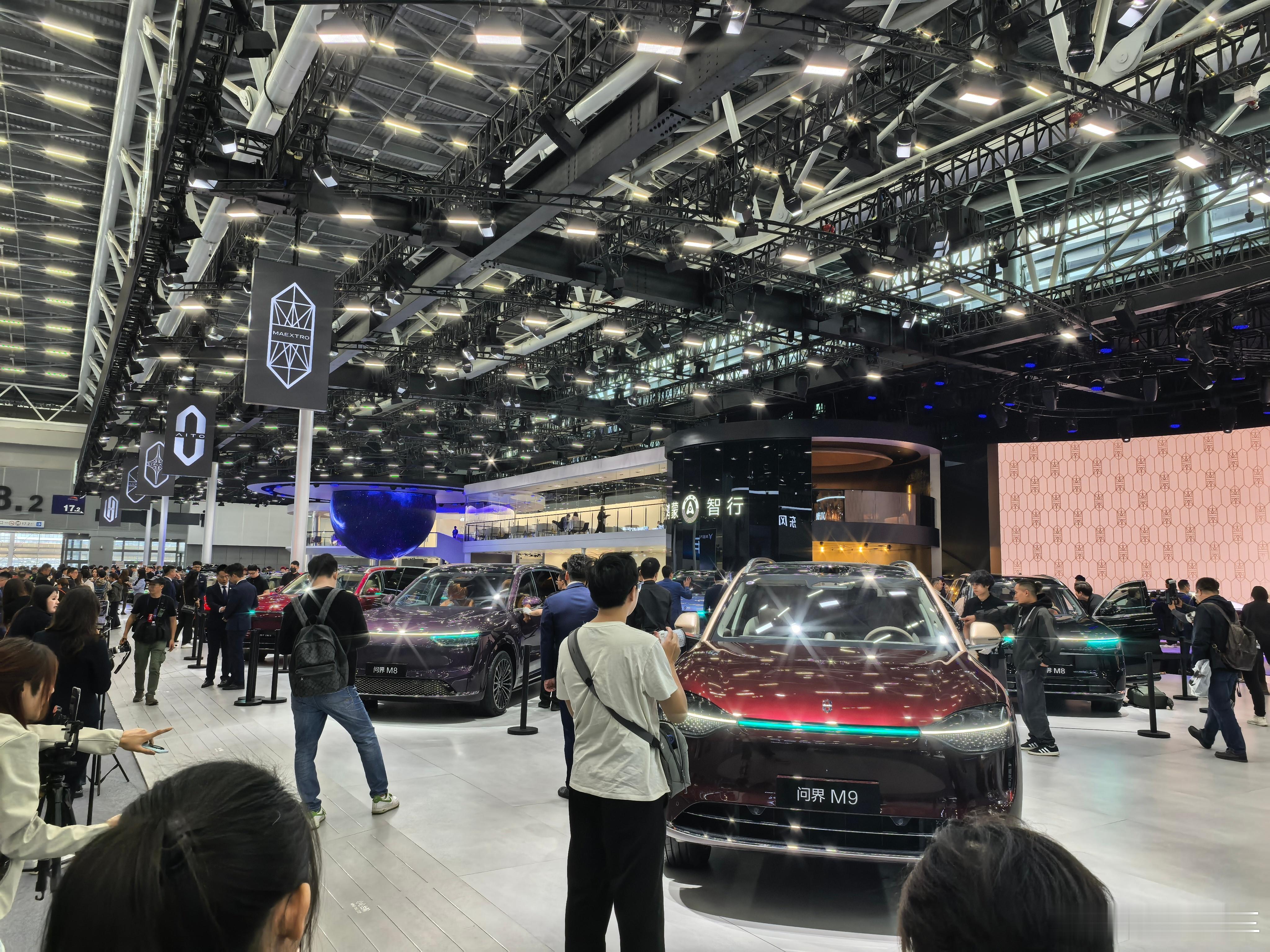 鸿蒙智行展台五界聚首，流光银的S9很帅，S800够尊