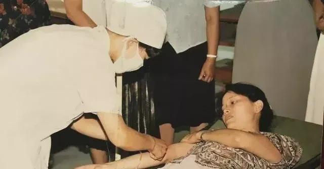 [微风]1999年，黑龙江19岁护士收养10岁男孩，将他视作亲弟，12年来始终没