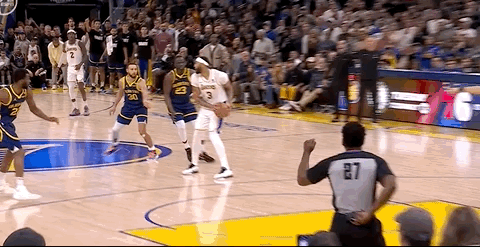 追梦格林是真脏啊，他只需要对浓眉哥进行一次普通的战术犯规就可以了，谁能想到追梦像