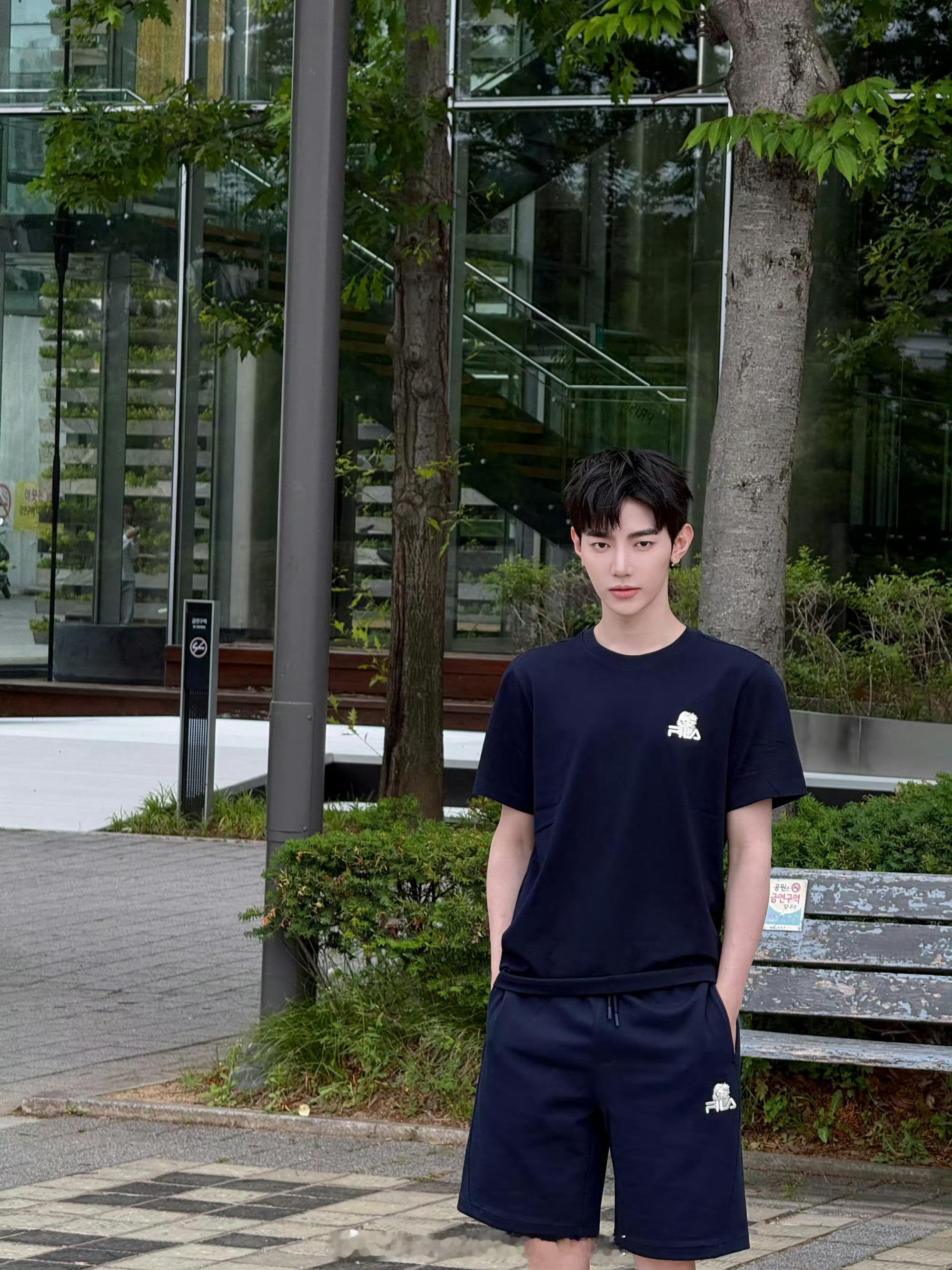 章昊 最新营业，潮流品牌大使身穿FILA FUSION运动套装漫步绿意之间，深色