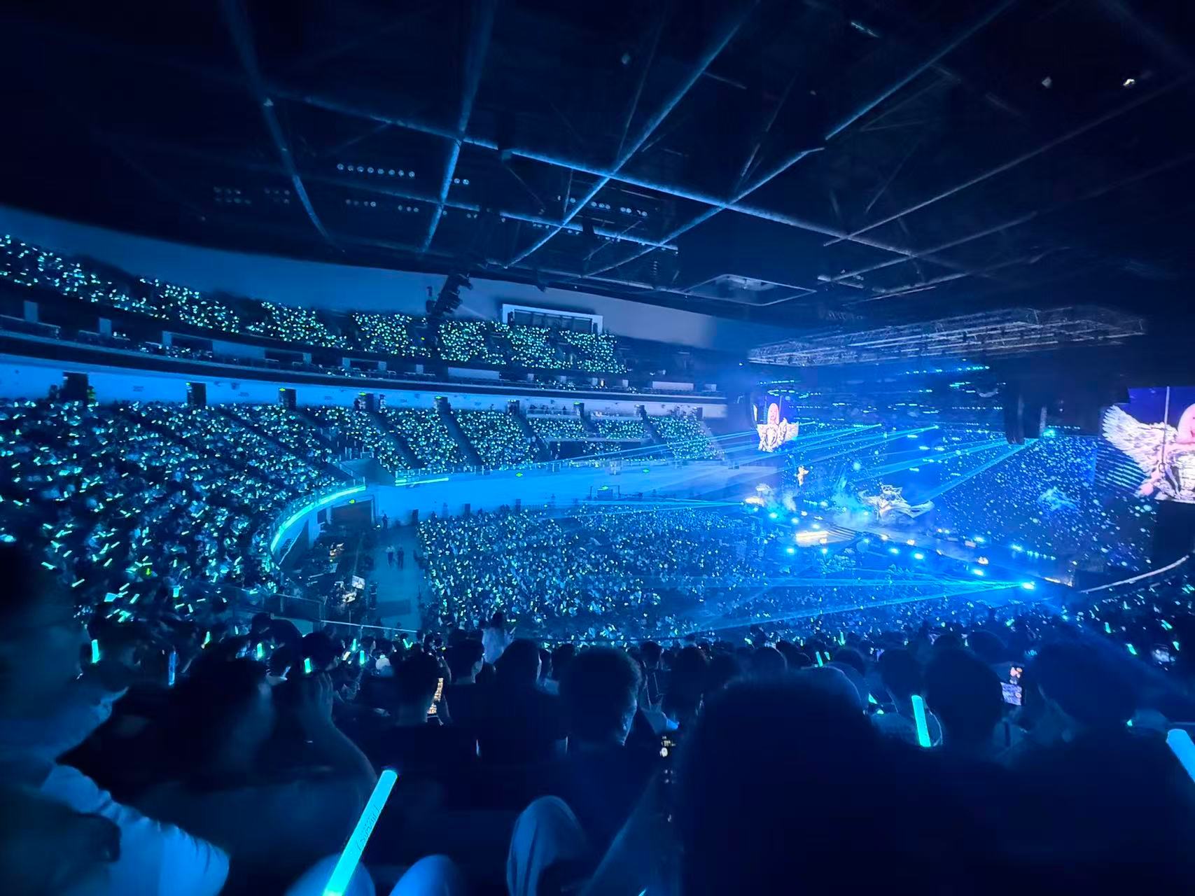 黄霄雲苏州演唱会上座率踏进场馆直接被眼前景象惊到，几乎全部坐满的看台，一片片粉紫