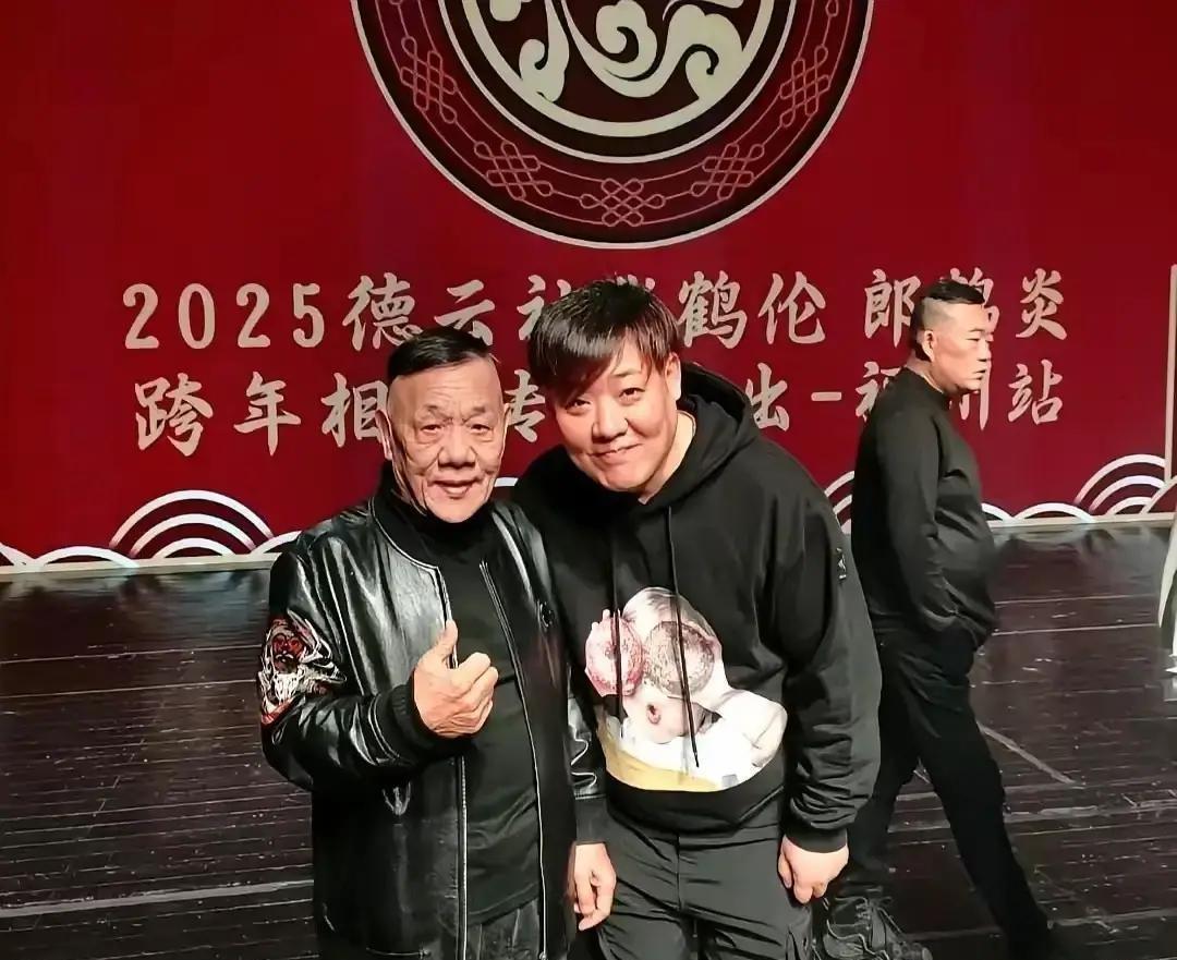 郭德纲的徒弟们，现在都忙着在直播间里喊“3、2、1”了。
这哪是说学逗唱，分明是