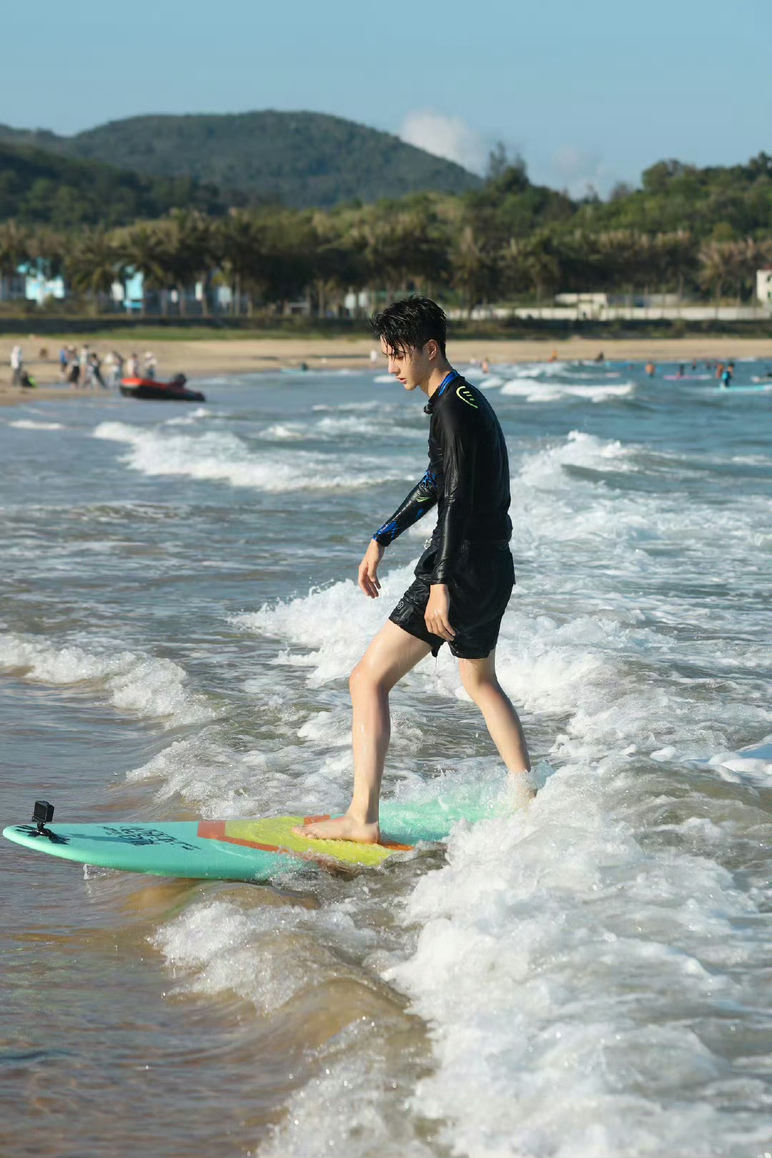 阳光、沙滩、海浪，和冲浪少年王一博王一博的考古日常向全世界安利王一博 ​​​