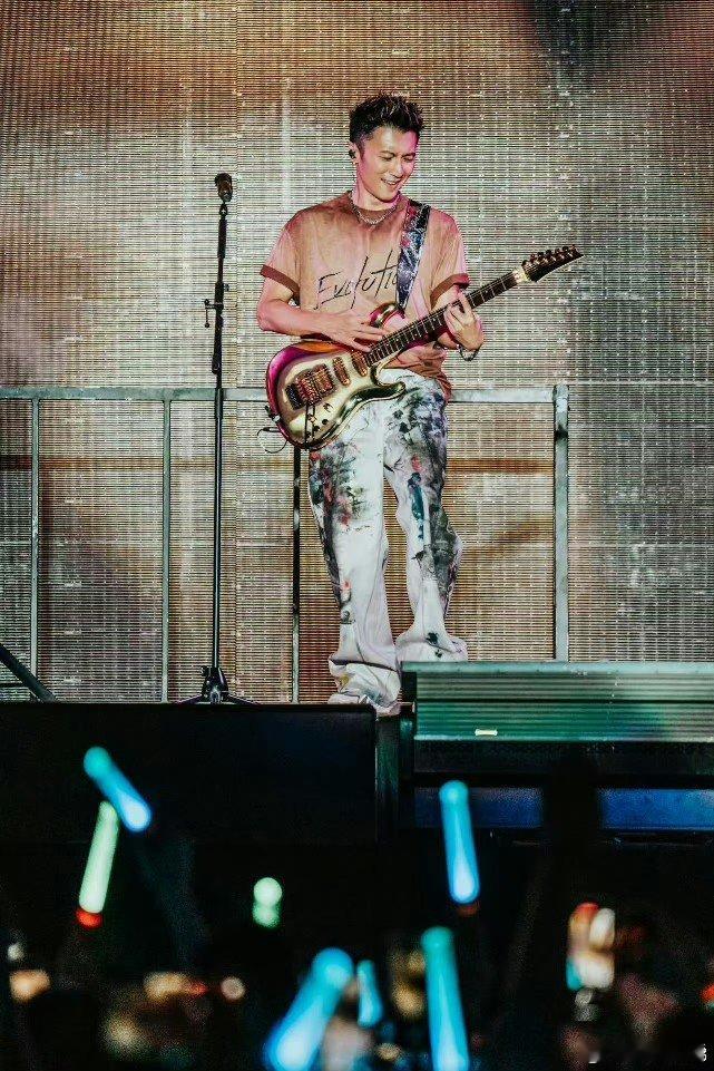 谢霆锋一醒来全没了谢霆锋睁眼发现演唱会门票全没啦，这场景太逗。票瞬间被抢空，排面