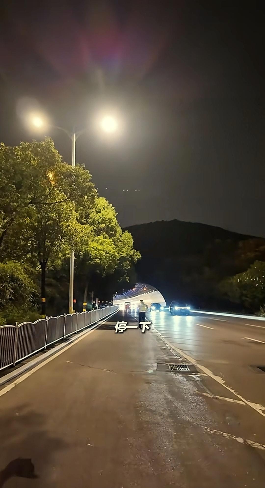 一辆电三轮在行驶中，忽然看到前面有交警，三轮直接调头，逆行往隧道驶去了。
交警见
