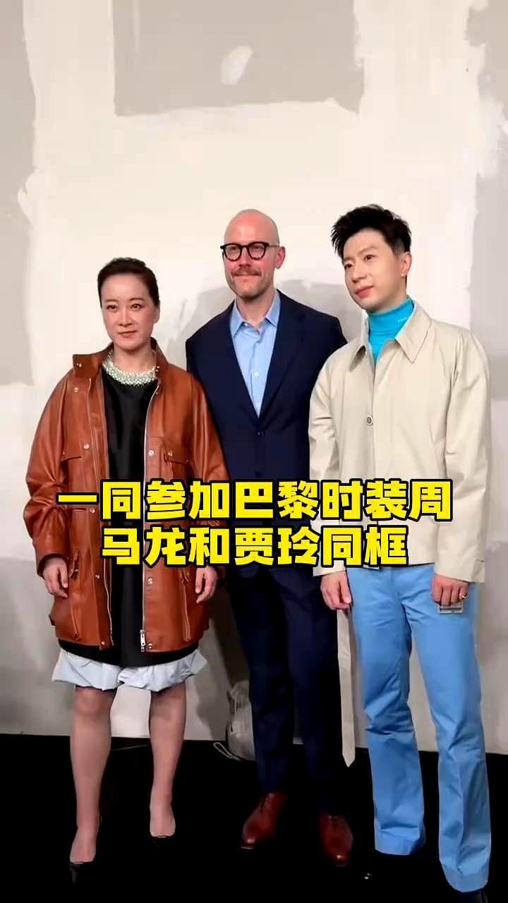 龙队穿Prada，米兰秀场直接炸场。
 
酒红套装往那儿一坐，比男模还稳。
 