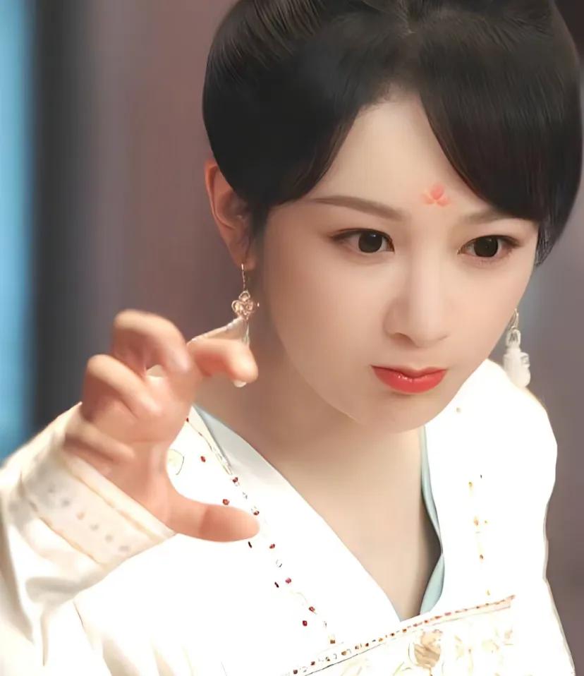 顶流背后那不为人知的杨紫
更多人探讨的是她的演技和流量，从而忽视了她一如既往的作