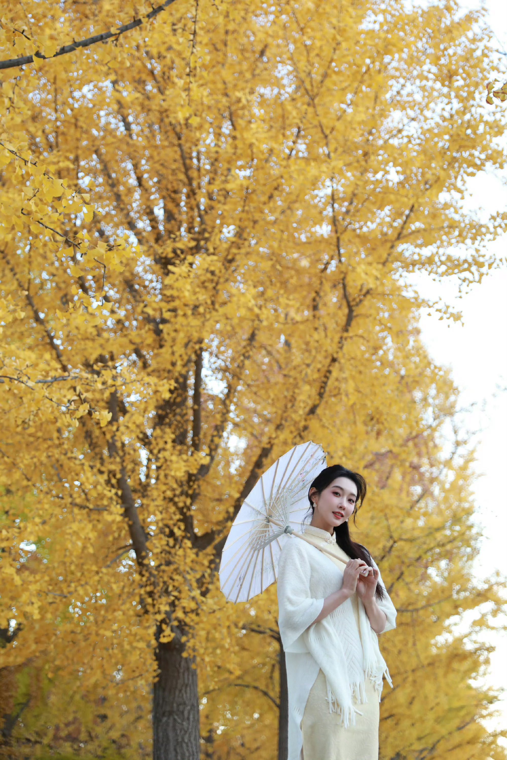 大爱宣璐撑伞照，秋天的美景就是你！！摄影师拍的好好 