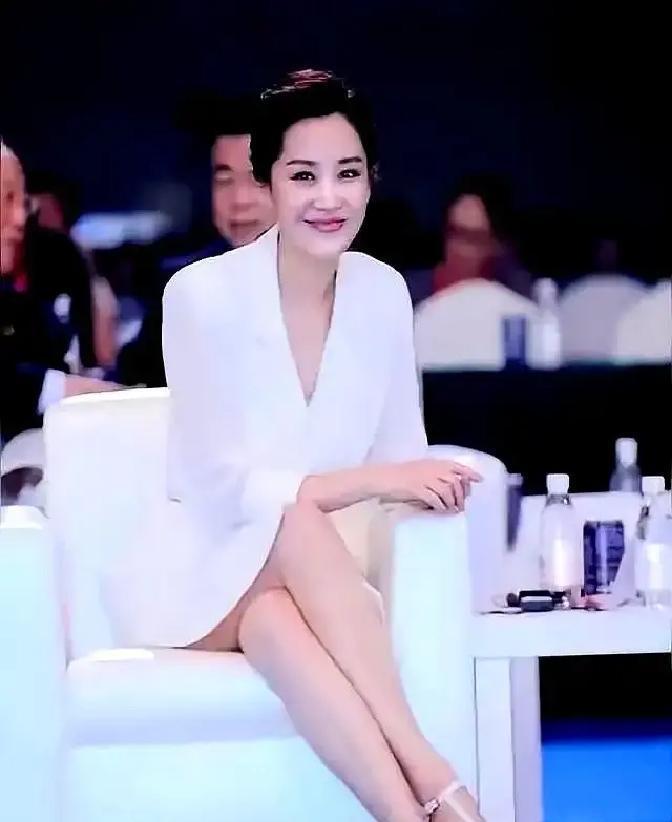 50岁没结婚，她反而活成了顶级样本
 
许晴最近一次公开露面，是在乌镇戏剧节。头