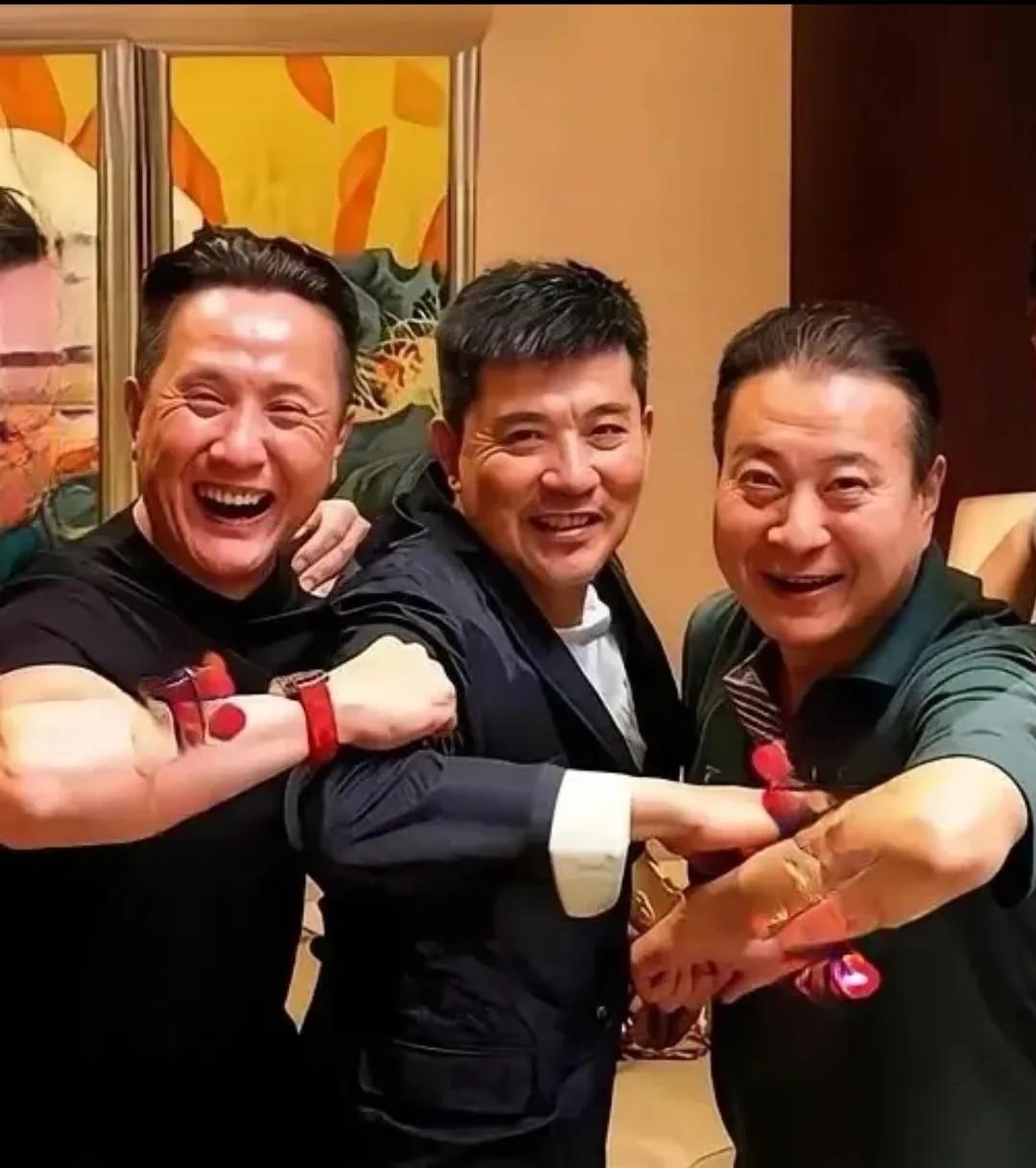 这三位老戏骨你看出来都是谁吗？中间这位我认得。