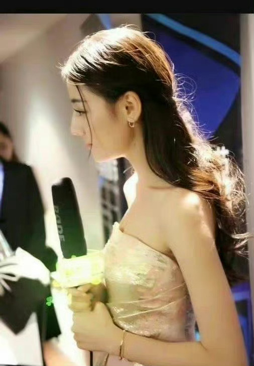 迪丽热巴路虎卫士全驭代言人迪丽热巴 dlrb 迪丽热巴 善良是一束阳光，温暖着心