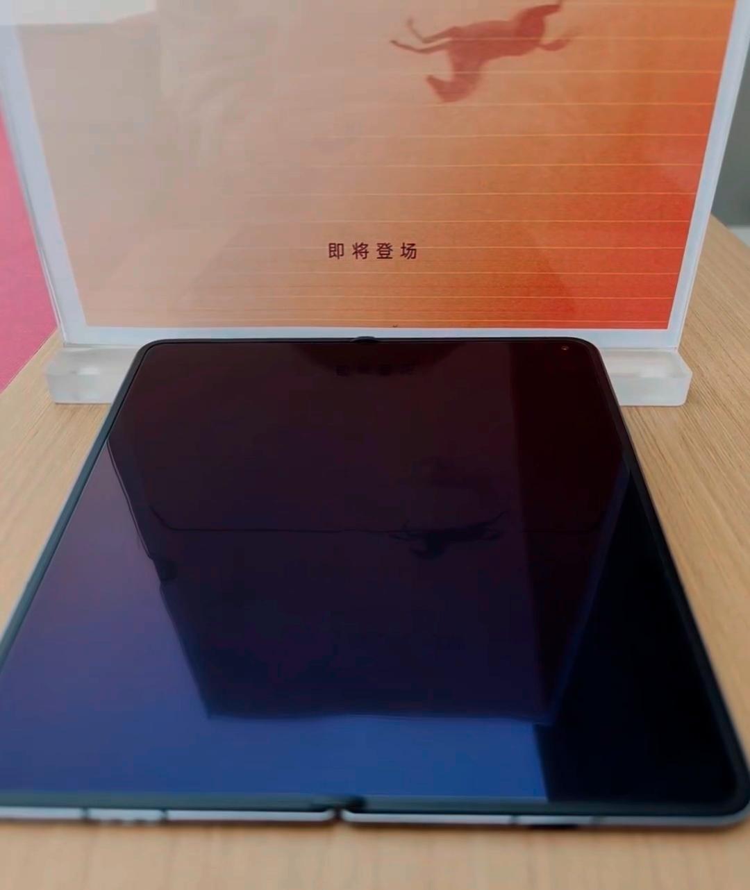 OPPO折叠机没有折痕

实测真的有点东西！第六代精工铰链+0.03mm超韧玻璃