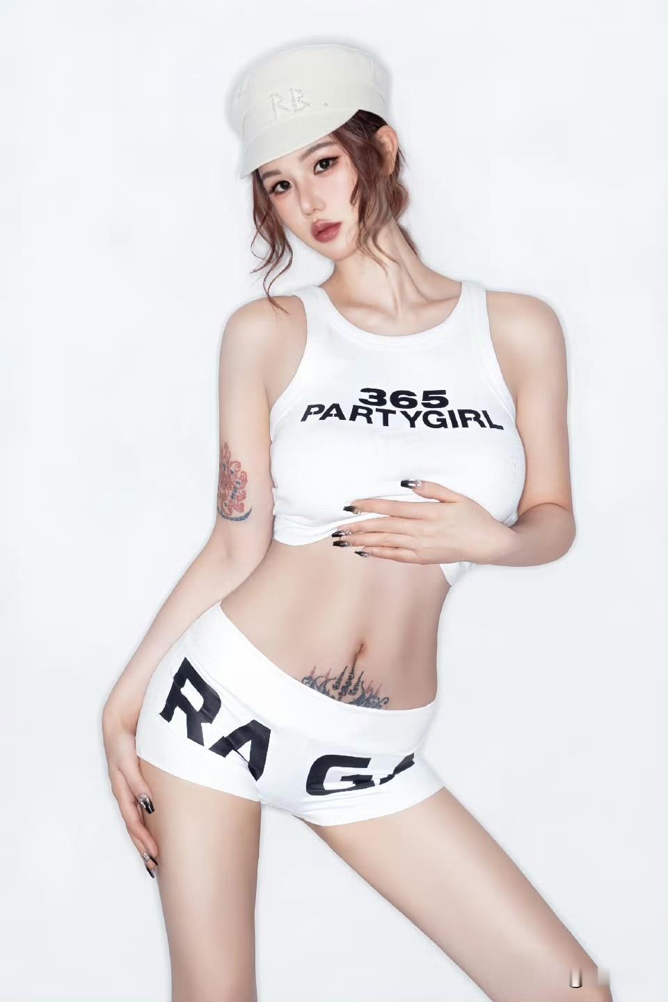 这套全白辣妹穿搭直接杀疯了💥
无袖短款背心印着“365 PARTYGIRL”，