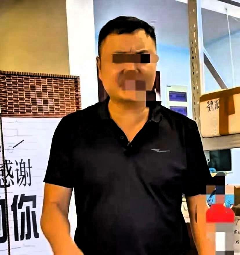 脸都不要了，云南昆明一对夫妻闹离婚，看懵了民政局里一群吃瓜群众。丈夫月薪一万多，