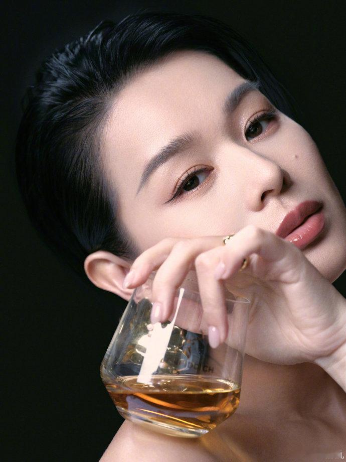 胡杏儿为一家五口选奕境X9 从名字里的巧合，到真实生活里的适配，胡杏儿这次选择带