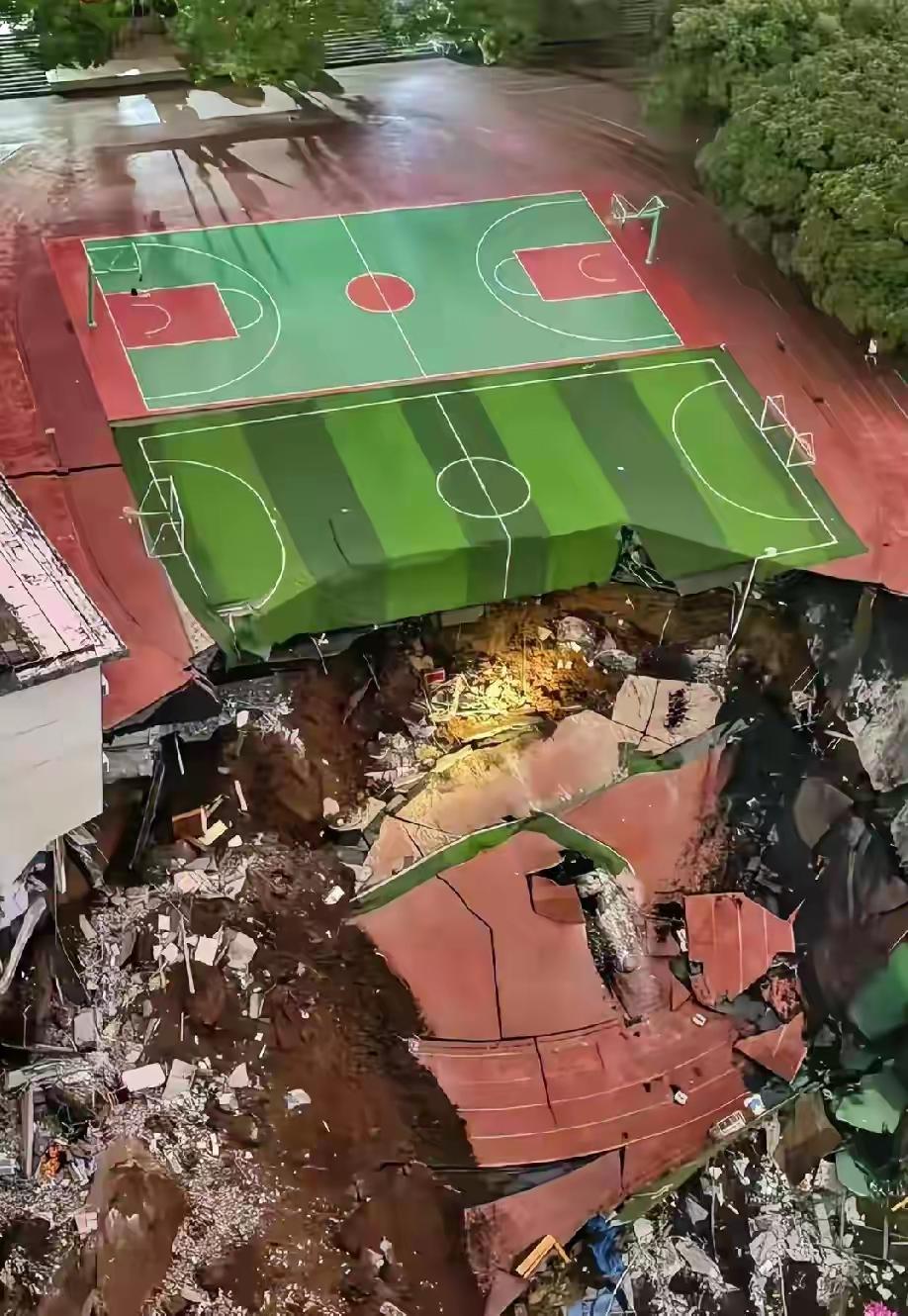 邵阳资江小学的孩子们是真的命大，要是那会儿正在上课，不敢想多少家得碎成渣。
 