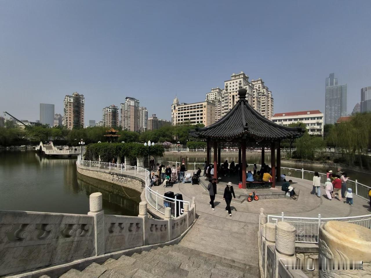 今天人民公园里的游客格外多，哪哪都是人。今天气温高天气好，都出来玩了。
有不少小