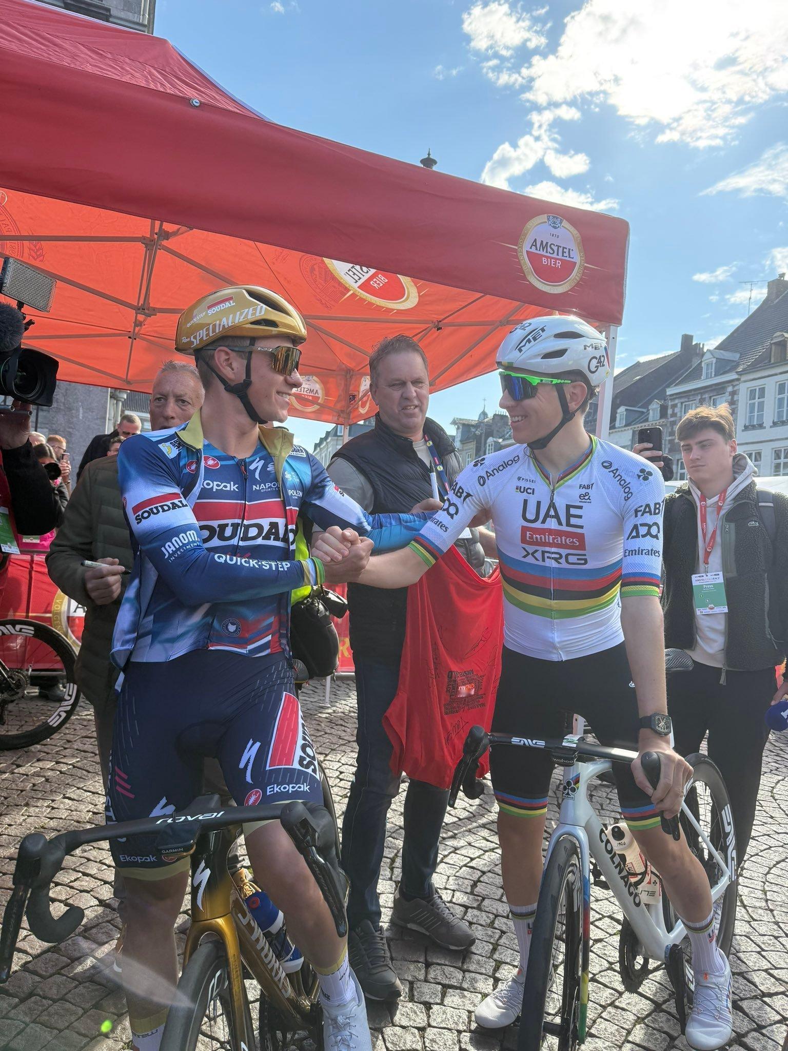 阿姆斯特黄金赛赛前，埃菲内普尔和波加查两人寒暄。今晚两人是最大热门骑行[超话]骑