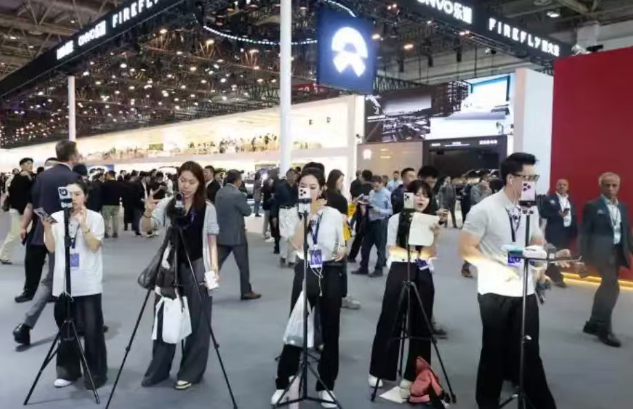 一年靠直播卖车67万台大家关注一下这几天的北京车展就知道了，那真是遍地直播机位，