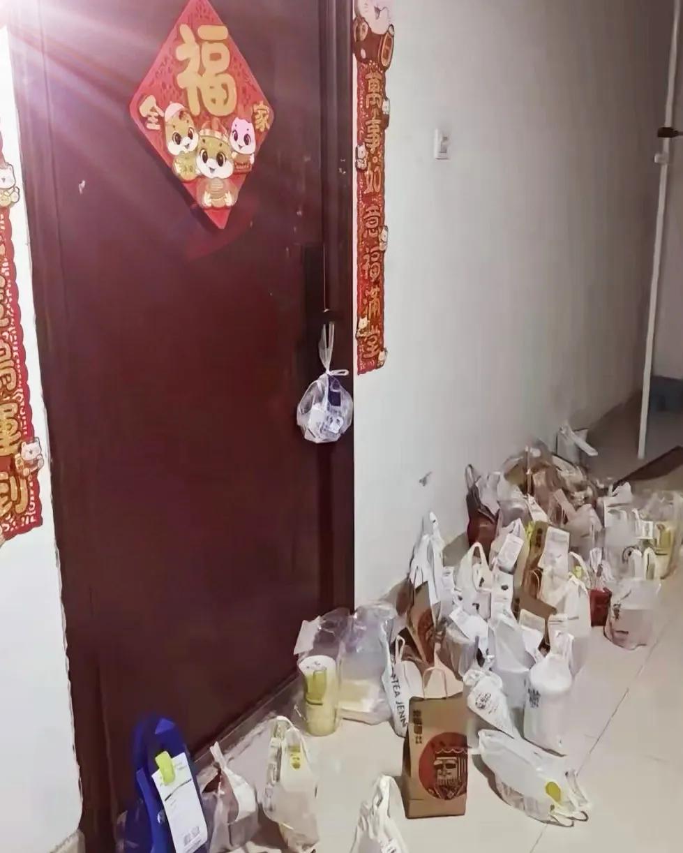 秋天的第一杯奶茶，这帮人咔咔下单啊！一打门，好家伙，门口堆满了奶茶外卖袋，不知道