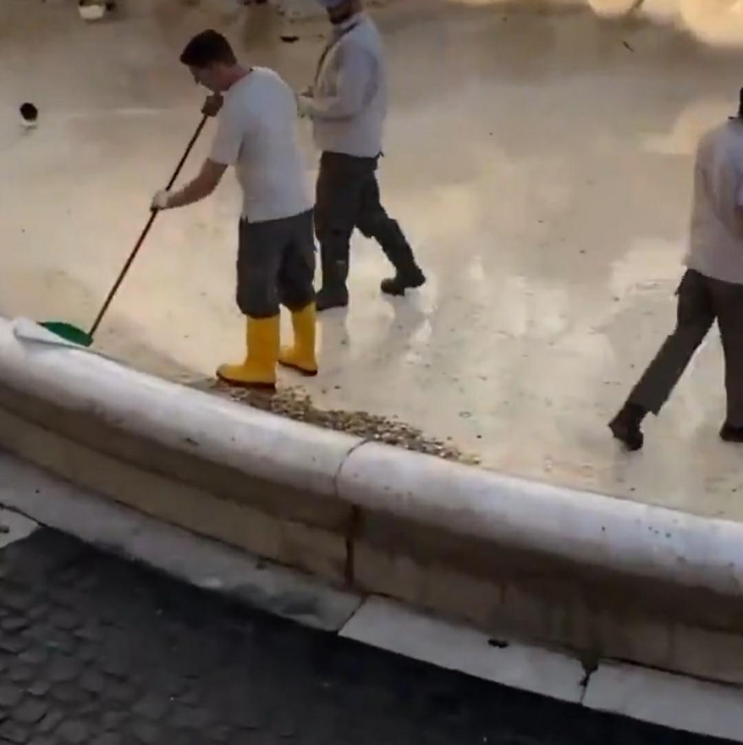 全世界的游客每年会向意大利的特雷维喷泉扔出大概100万欧元的硬币，只需要定期打捞