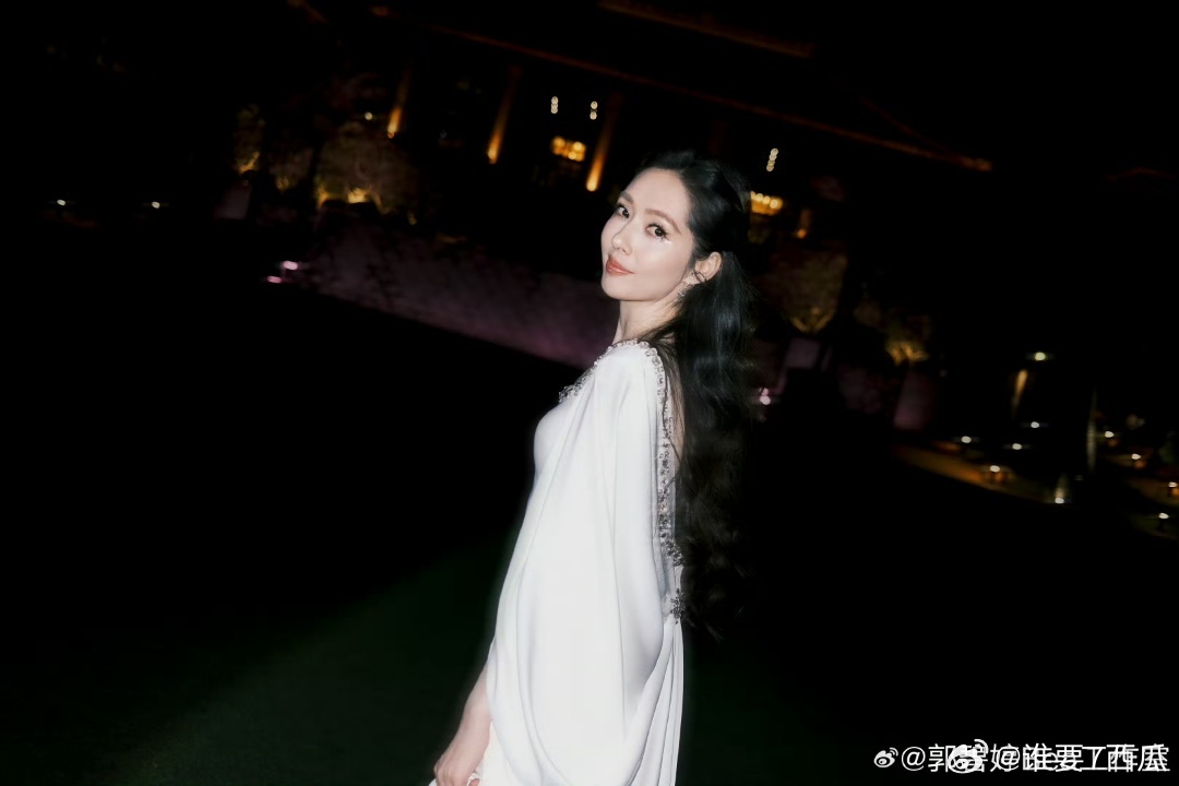 谢依霖用郭碧婷送的杯子装酱油风华合伙人 郭碧婷送的结婚礼物被谢依霖天天用，不刻意