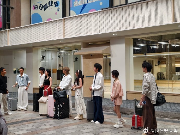 潮汕来了好多明星不用挤人山人海的演唱会，在潮汕街头就能听明星现场，还能近距离看他