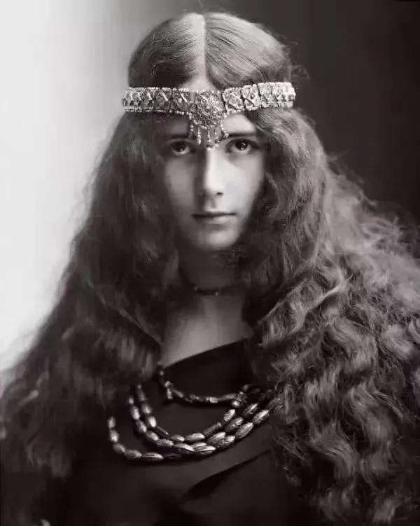 1896年巴黎选美冠军
Cleopatra Diane
她也是法国著名的舞者，她