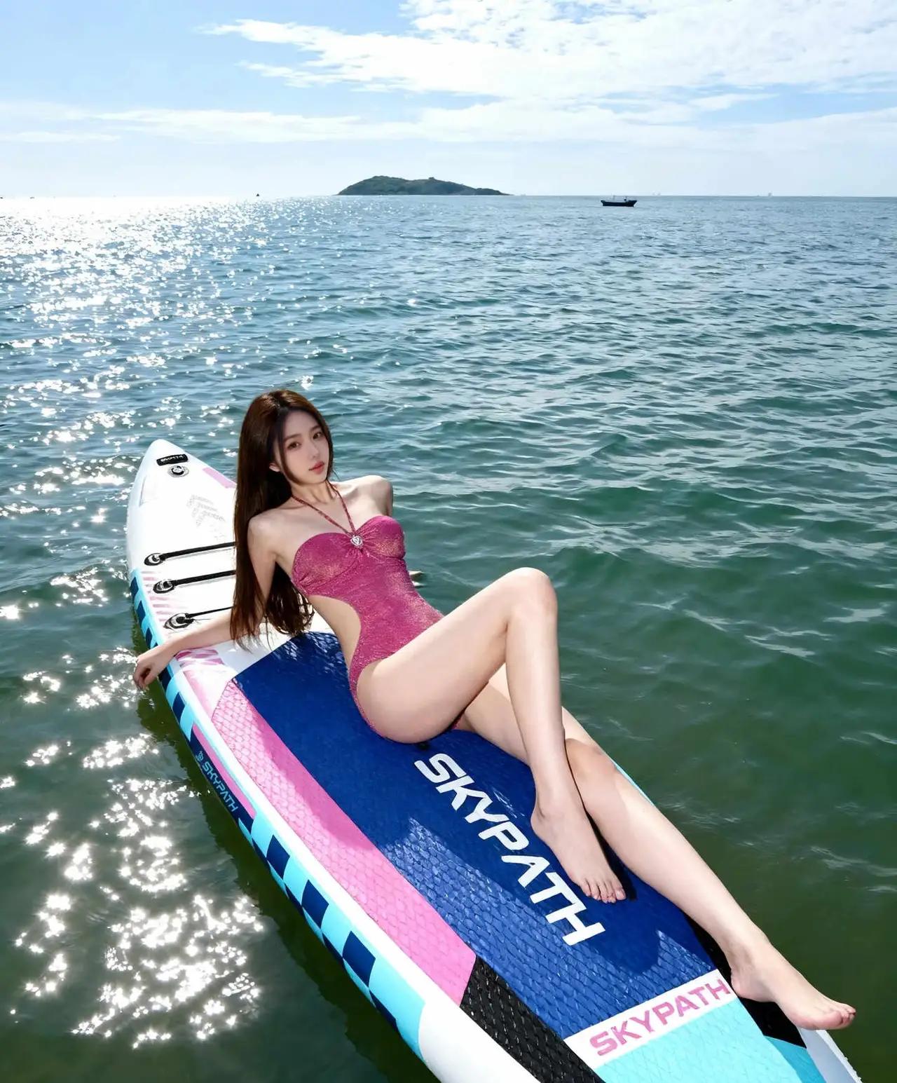 湖中泳装美女