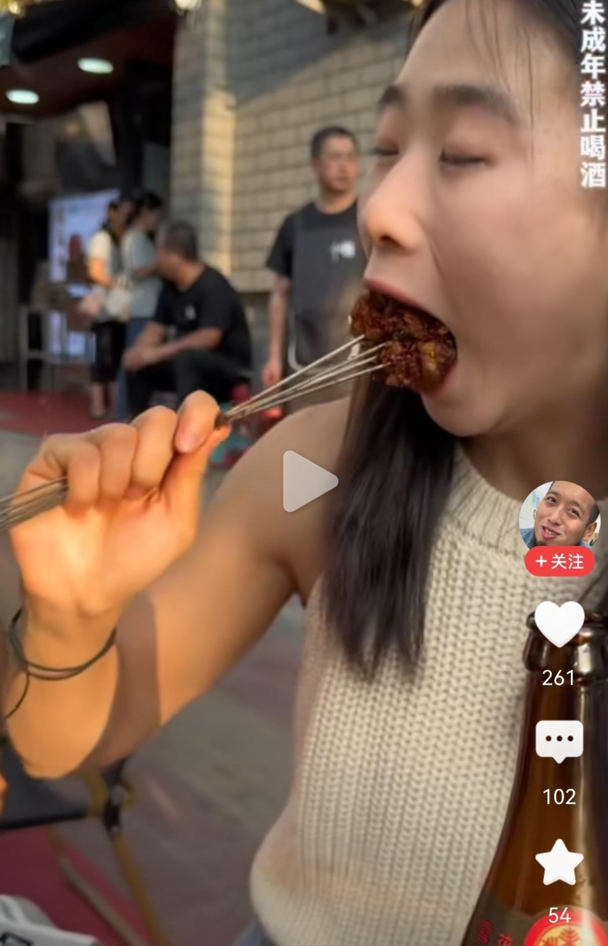 刚刚看吃播
几个腱子肉男生没惊讶到我
反而一个女生吓到了我
脆弱的小心脏🫀
她
