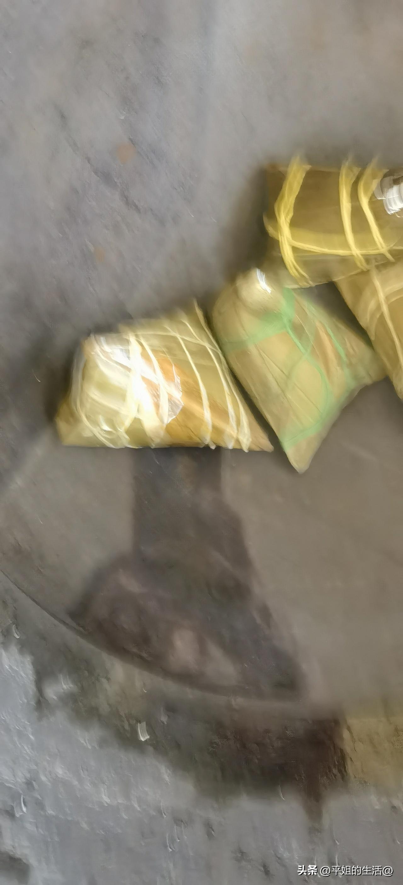 早晨吃饭的时候。东哥说昨天抓了9个牛。他是书记员还是牛中介，给人抓一头牛能挣能挣