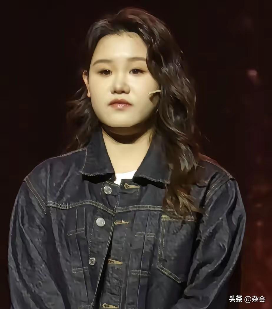 听完张家齐的采访，心里酸酸的。
“一天只吃一顿饭，饿得不行了就硬扛。”
这是在一